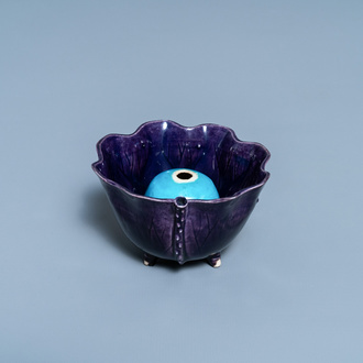 Een Chinese aubergine- en turquoise-geglazuurde fopkop in lotusvorm, Kangxi
